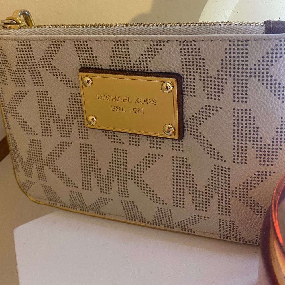 Micheal Kors White Wallet with Gold Plate. - Picture 1 of 4